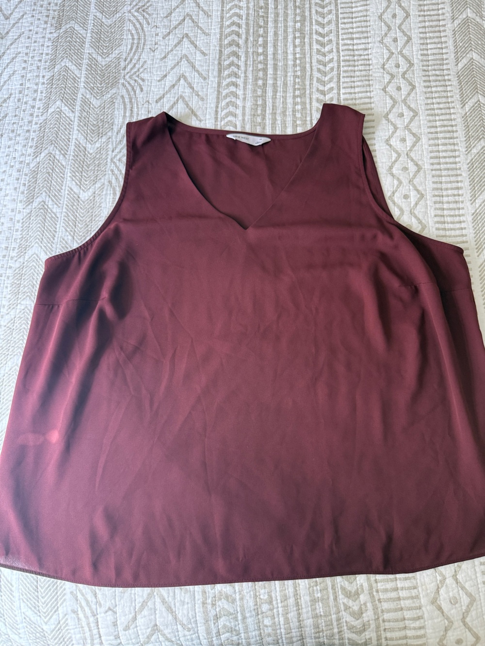 Nine West Sleeveless V-Neck Tank Top in Wine